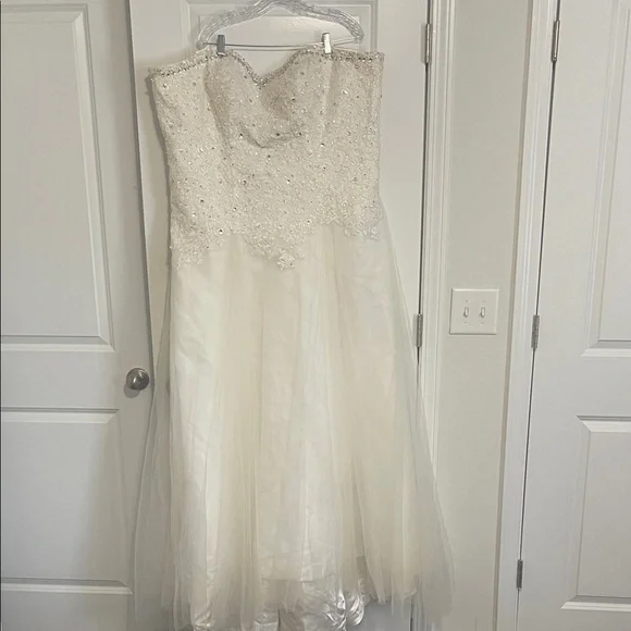 Vivi Elegant Plus Size 20/22 Beaded Wedding Dress - Picture 2 of 5